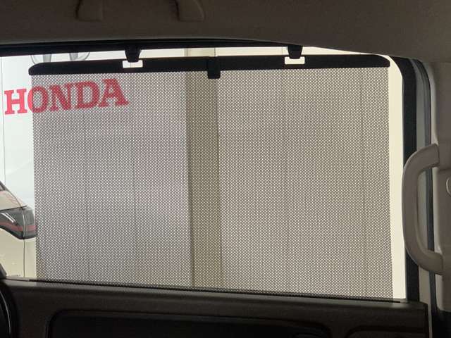 左右のドアガラスに日差しを和らげるロールシェイドは奥様やお子様に好評です