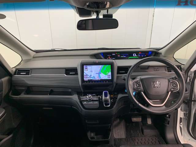 爽快な前方視界を是非、体感！また、形状を進化させたフロントピラーなどにより、安心感のある斜め前方の視界です。