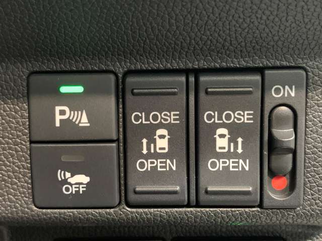 ［身体や腕などの挟み込みを防止する安心機構］開閉作動中に一定以上の抵抗を感知した場合や、ドア先端のタッチセンサーに触れた場合には、警告音を発するとともに作動が反転する、挟み込み防止機構を備えました。