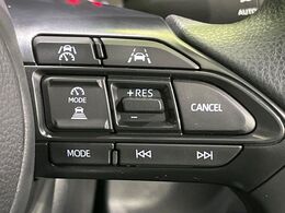 【レーダークルーズコントロール】高速道路での長距離走行が楽に！！自動で速度を保つクルーズコントロールが、衝突軽減システムと連携し、前方の車両を感知して車間を保つように速度調節してくれます！！