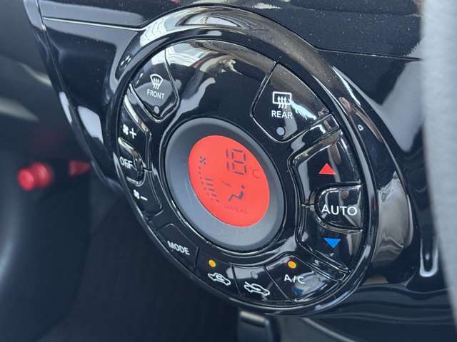 エアコンはオートエアコンです（＾-＾）温度調節も細かくできるので車内を快適な温度にできますよ（＊＾＾＊）人気の装備です☆