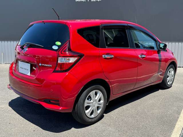 H30年式☆乗りやすくサイズ感も価格体もちょうどいいと人気のお車です☆エンジンで発電してモーターで走ります！ガーネットレッドカラーの鮮やかなカラーです☆