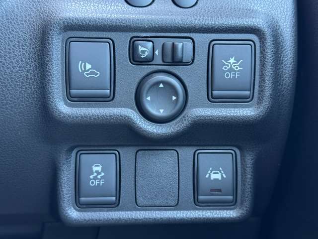 最近はほんとに安全装備は必須ですよね。。こちらの車にも衝突被害軽減ブレーキ、踏み間違い防止装置、車線逸脱警報付いてます！安全運転を心がけ、ノートePOWERと一緒に素敵なカーライフをお楽しみください☆