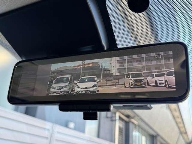 インテリジェントルームミラー☆後席に乗っている人や、大きな荷物を載せていると見にくくなりがちな後方視界。。こちらは車両後方のカメラ映像をミラーに映すので、天候にも影響されないクリアな後方視界を実現☆