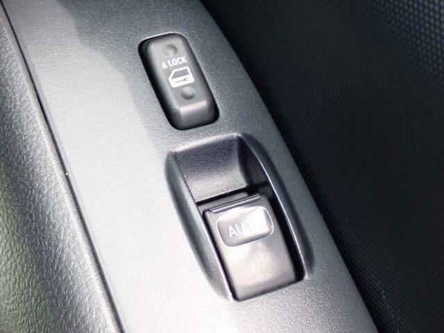 運転席の窓の開閉は電動になりますので、便利ですよね。