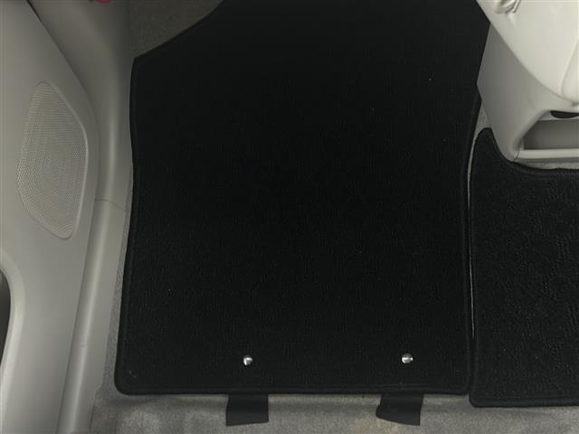 【フロアマット】車内を綺麗に保つのには必須のアイテムです。当店ではフカフカな新品マットも絶賛取り扱い中！ぜひご相談くださいませ。