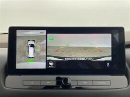 【アラウンドビューモニター】まるでクルマを真上から見下ろしたかのような視点で駐車をサポートします！クルマの斜め後ろや真横など、前後左右の4つのカメラの映像が合成されて、モニターに映し出されます。