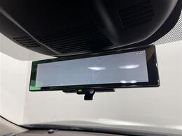 【インテリジェントルームミラー】車両後方カメラの映像をルームミラーに映すことが出来ます。 そのため、後席に人や荷物があって後方が見えづらい場合でもしっかり視界を確保することが出来ます。