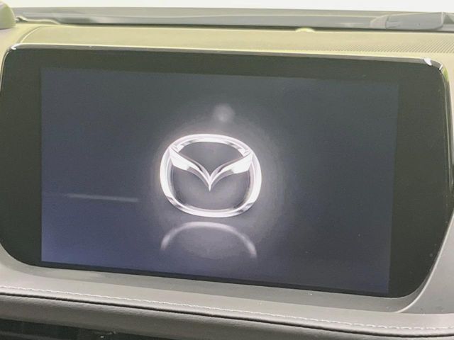 【8.8インチマツダコネクト】車内の雰囲気にマッチした大型のディスプレイ。スマホ接続でのナビ使用やBluetooth再生等、様々な機能が楽しめます。直感的なダイヤル操作が可能で、使い勝手も良好です。