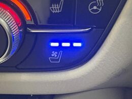 【シートベンチレーション】夏場は涼しい風でお尻や背中の熱やムレを防ぎ、冬はエアコンよりも早く温まってポカポカに！季節を問わず快適に過ごせます。