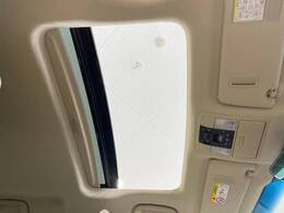 【サンルーフ】開放感たっぷりの希少装備、サンルーフが装着されています！車内に明かりを取り入れたり景色を楽しむ以外にも、車内の空気も簡単に換気できて快適です！