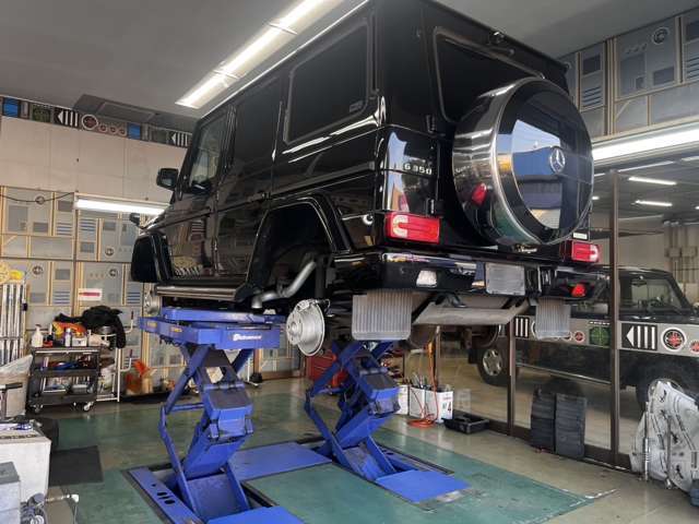 当社はお客様に安心して購入していただけるよう入庫車両はすべてリフトにあげ、下回り、足回り、ブレーキ周りを点検し店頭にて展示しております。
