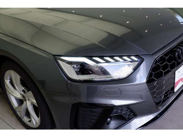 カメラで前走車や対向車を検知し、刻々と変わる道路状況に合わせて配光を変えるマトリクスLEDヘッドライトを装備しています。Audiの先進性を象徴する技術です。