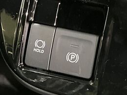 【オートブレーキホールド】信号待ちや渋滞で停車時にブレーキから足を離しても、停止状態を保持してくれます。前進するときはアクセルを踏めば自動で解除されるので安心♪街乗り運転が楽になります♪