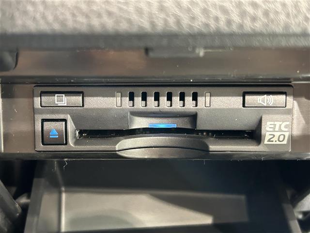 ◆【ETC2.0（DSRC/ITSスポット）】ETCカードを挿入すれば料金所はノンストップで通過できます。ETC限定の割引や、高速道路の情報提供サービスを利用できます。