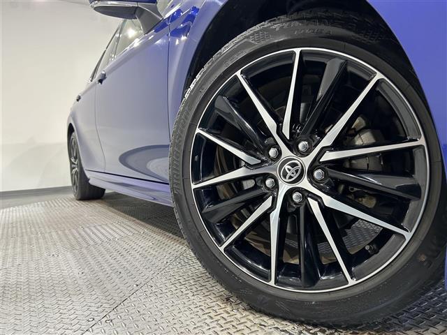 【　18インチアルミホイール　】アルミホイールが足元を飾ります！！車って横から見たとき3割がタイヤホイールと言われています！！カッコイイ方がいいに決まってます！！