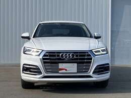 日本人デザイナーの発案によって2005年から採用されている、「シングルフレームグリル」。ひと目でAudiとわかる象徴的なデザインはAudiのブランドイメージを確立しています。