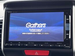 【純正ナビ】人気の純正ナビを装備しております。ナビの使いやすさはもちろん、オーディオ機能も充実！キャンプや旅行はもちろん、通勤や買い物など普段のドライブも楽しくなるはず♪