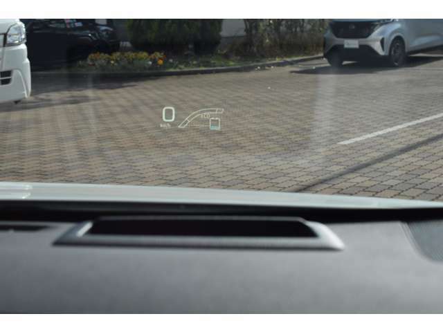 運転に集中しながら車速が確認できるヘッドアップディスプレイが装備！目線をそらすことなく安全安心に速度が確認可能です！
