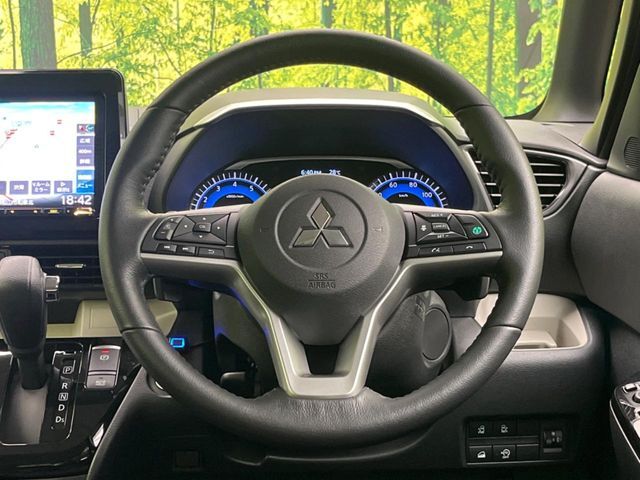 【純正革巻きステアリング】上質な革を使用することで、手にしっかり馴染みとても運転しやすいハンドルです♪