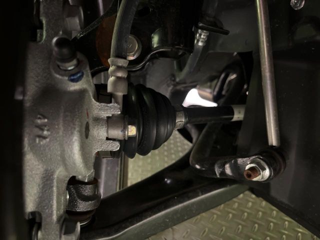 お車を安心してお乗りいただく為には、足回りの定期点検が欠かせません。サービスサポート（有償保証）では無料点検もご提供しており、安心のカーライフをお過ごしいただけるサポート体制が整っています。