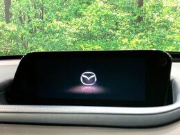【8.8インチマツダコネクト】車内の雰囲気にマッチした大型のディスプレイ。スマホ接続でのナビ使用やBluetooth再生等、様々な機能が楽しめます。直感的なダイヤル操作が可能で、使い勝手も良好です。