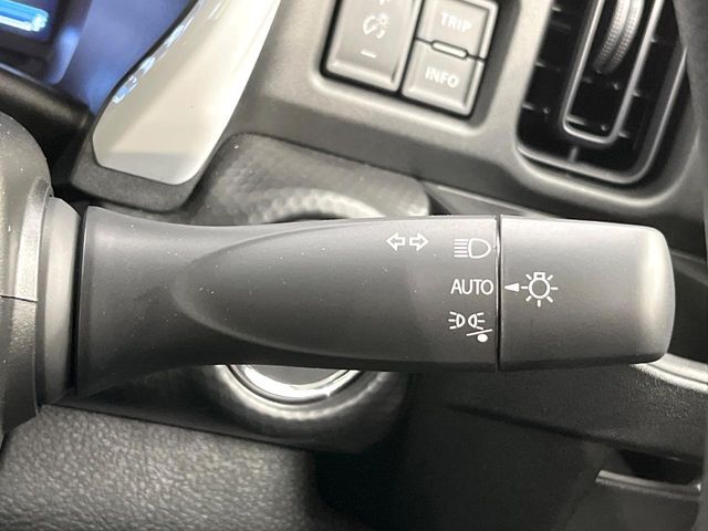 【オートライト】周りの明るさに応じて自動でヘッドライトの点灯・消灯ができる機能です！ライトの付け忘れ・消し忘れなどが無くなり、雨の日や夕方の走行も安心！トンネル通過時も便利ですね♪