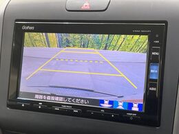 【バックカメラ】駐車時に後方がリアルタイム映像で確認できます。大型商業施設や立体駐車場での駐車時や、夜間のバック時に大活躍！運転スキルに関わらず、今や必須となった装備のひとつです！