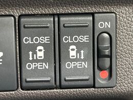 【両側パワースライドドア】スマートキーや運転席のスイッチで後席両側スライドドアの開閉が可能♪電動だから力を入れてドアを開ける必要が無く、小さなお子様でも簡単に開け閉めでき快適です♪