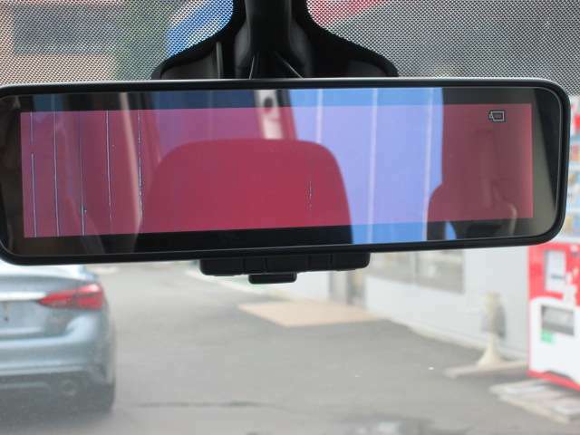 スマートルームミラーで後に人が乗っているときも視界を確保できます！