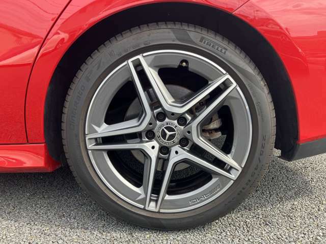 右後タイヤ。タイヤサイズは前後共に225/45R18。