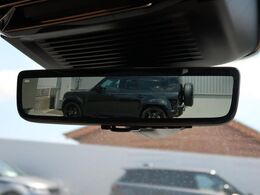 【クリアサイトインテリアリアビューミラー】は車体に装備したカメラによって、後方の映像がミラーに映し出されます。ミラーユニット下部のスイッチで簡単にモード切替も可能です。