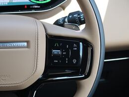 【クルーズステアリングアシスト】アダプティブクルーズ作動時に車を走行レーンの中央に維持しながら、先行車との安全な車間距離をキープします。ドライバー自身の操作を減らし、運転の負担を軽減します。