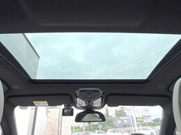 ●サンルーフ：開放感たっぷりの希少装備、サンルーフが装着されています！車内に明かりを取り入れたり景色を楽しむ以外にも、車内の空気も簡単に換気できて快適です！
