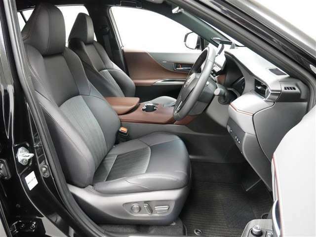 運転席には電動シートを装備しており、微調整も簡単操作できます。