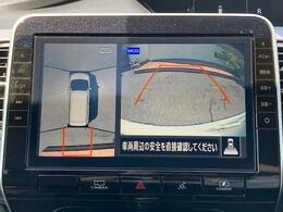 【パノラミックビューモニター】クルマを真上から見下ろした視点で駐車をサポートします！クルマの斜め後ろや真横など、いち早く障害物に気が付くことができます。