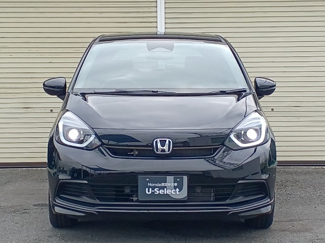 LEDヘッドライトを点灯させた画像です。従来のハロゲンヘッドランプと比べ、省電力、長寿命、大光量のヘッドライトです。より遠くまで明るく照らし、夜間や降雨時などの走行安全性に寄与いたします。