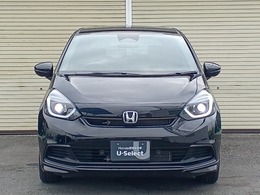 LEDヘッドライトを点灯させた画像です。従来のハロゲンヘッドランプと比べ、省電力、長寿命、大光量のヘッドライトです。より遠くまで明るく照らし、夜間や降雨時などの走行安全性に寄与いたします。
