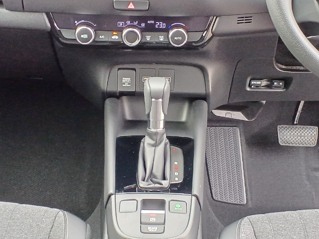 運転席より操作性の良いシフトレバーと、オートエアコンのスイッチ等の画像です。
