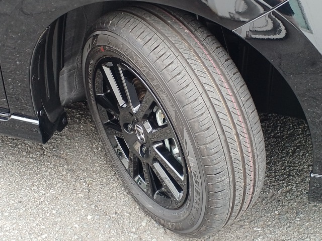 185/60R15タイヤの残り溝は約10分山です。