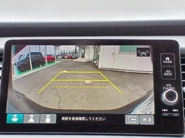 リアカメラが装備されております。シフトレバーをRに入れると、自動的にナビ画面に後方視界が映し出されます。ガイドラインが表示されるので距離が分かり易くなっております。