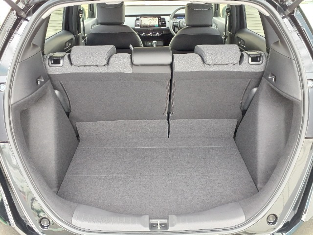 大きく開くテールゲートは、荷物の積み下ろしも楽々行えます。