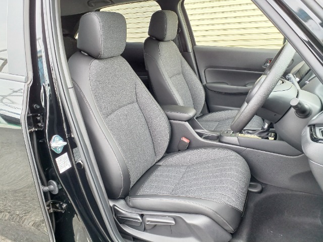 室内クリーニング施工済みの運転席は状態も良く、上下に高さを調整できるハイトアジャスターも装備しています。