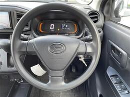 こちらはハンドル周りの写真です。中古車なので、若干の使用感はありますが、破損、不具合等はありません。ユーザー様から買取した車両を、一台一台チェックして問題のない車両を掲載しております。ご安心ください。