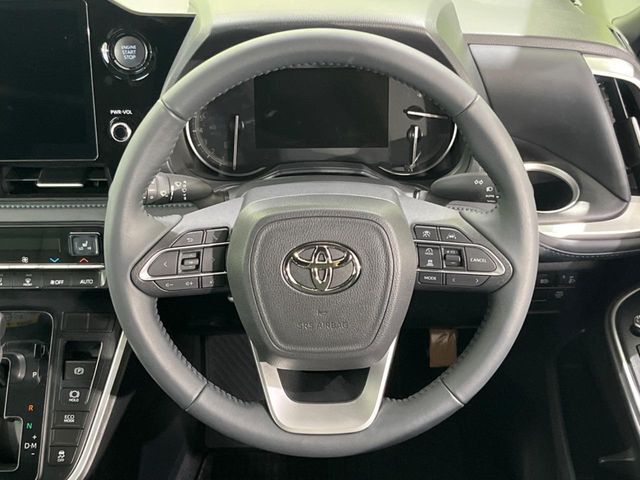 【LEDヘッドライト】悪天候や夜間走行時も良好な視界を確保し安心して運転できる高輝度LEDヘッドライトを装備！点灯速度が早く、消費電力も抑えられています。