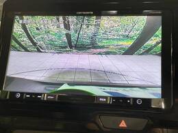 【バックカメラ】駐車時に後方がリアルタイム映像で確認できます。大型商業施設や立体駐車場での駐車時や、夜間のバック時に大活躍！運転スキルに関わらず、今や必須となった装備のひとつです！