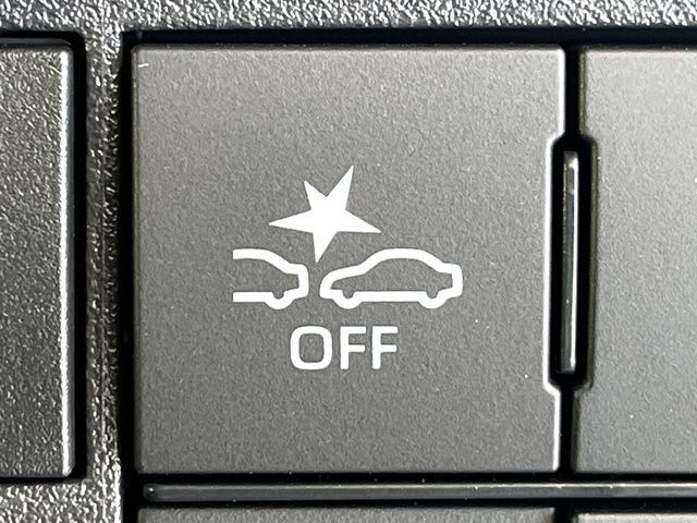 【スマートアシスト】走行中に前方の車両等を認識し、衝突しそうな時は警報とブレーキで衝突回避と被害軽減をアシスト。より安全にドライブをお楽しみいただけます。