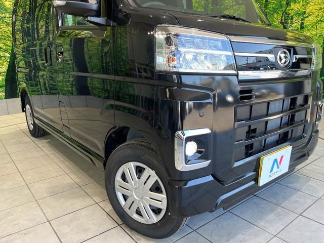 【LEDヘッドライト】悪天候や夜間走行時も良好な視界を確保し安心して運転できる高輝度LEDヘッドライトを装備！点灯速度が早く、消費電力も抑えられています。