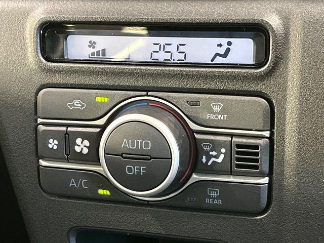 【オートエアコン】一度お好みの温度に設定すれば、車内の温度を検知し風量や温度を自動で調整。暑い…寒い…と何度もスイッチ操作をする必要はありません。快適な車内空間には必須の機能ですね♪