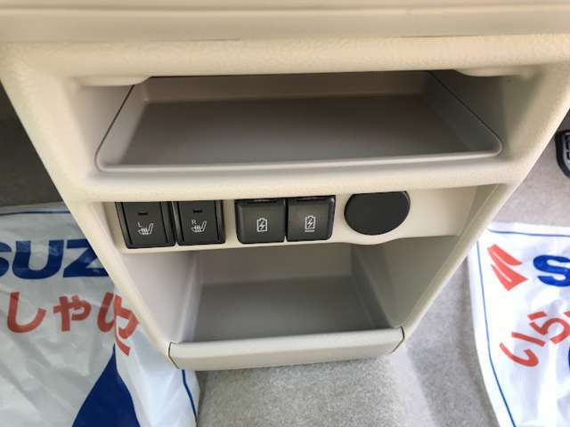 運転席・助手席にはシートヒーターが装備されて暖かポカポカです！また、USBソケットとCタイプが装備されてます！